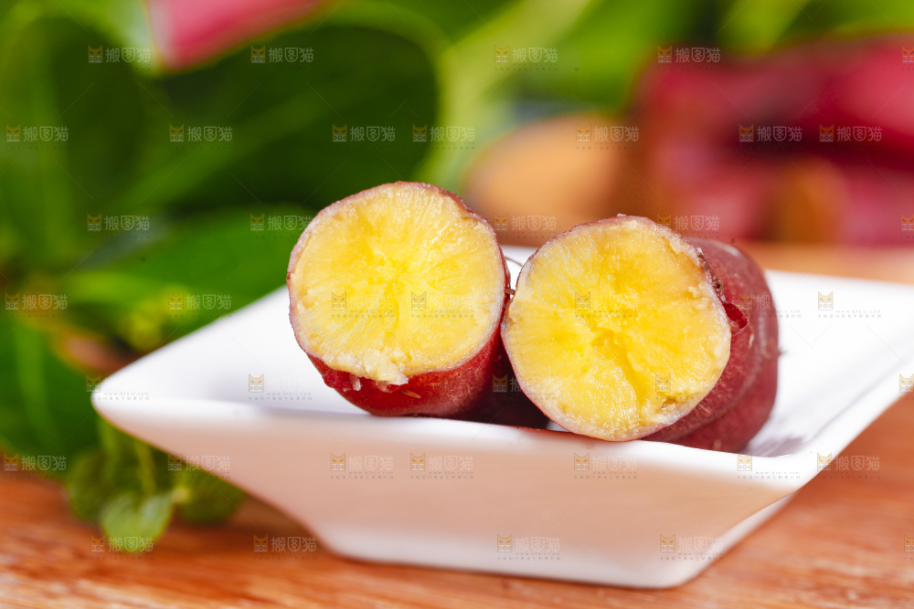 碟子里装着黄心蜜薯