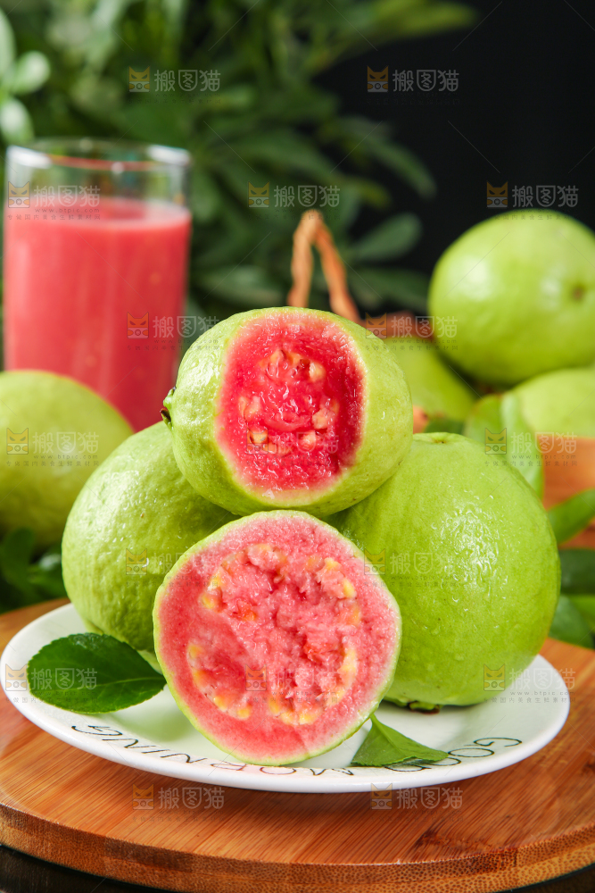 盘子里装着芭乐果