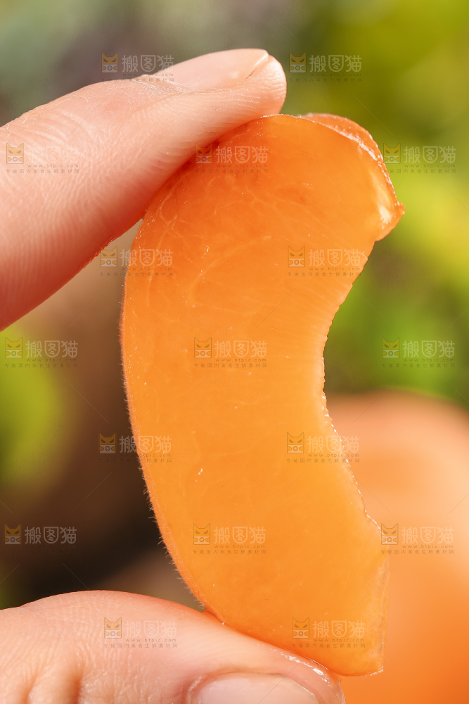 手里拿着凯特杏
