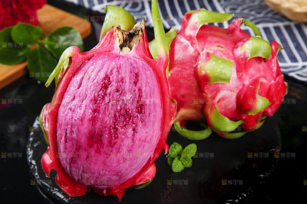 深底上放着火龙果