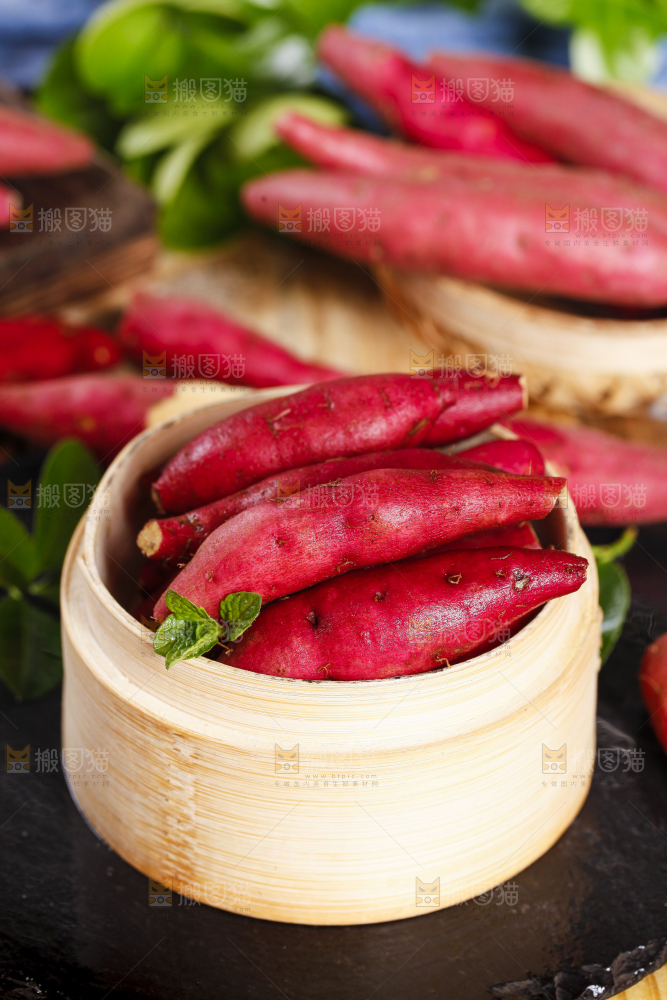蒸笼里放着板栗红薯