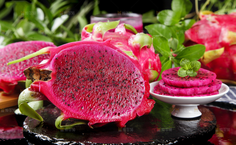 深底上放着越南红心火龙果