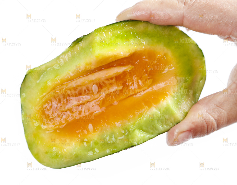 手里拿着美洋甜瓜