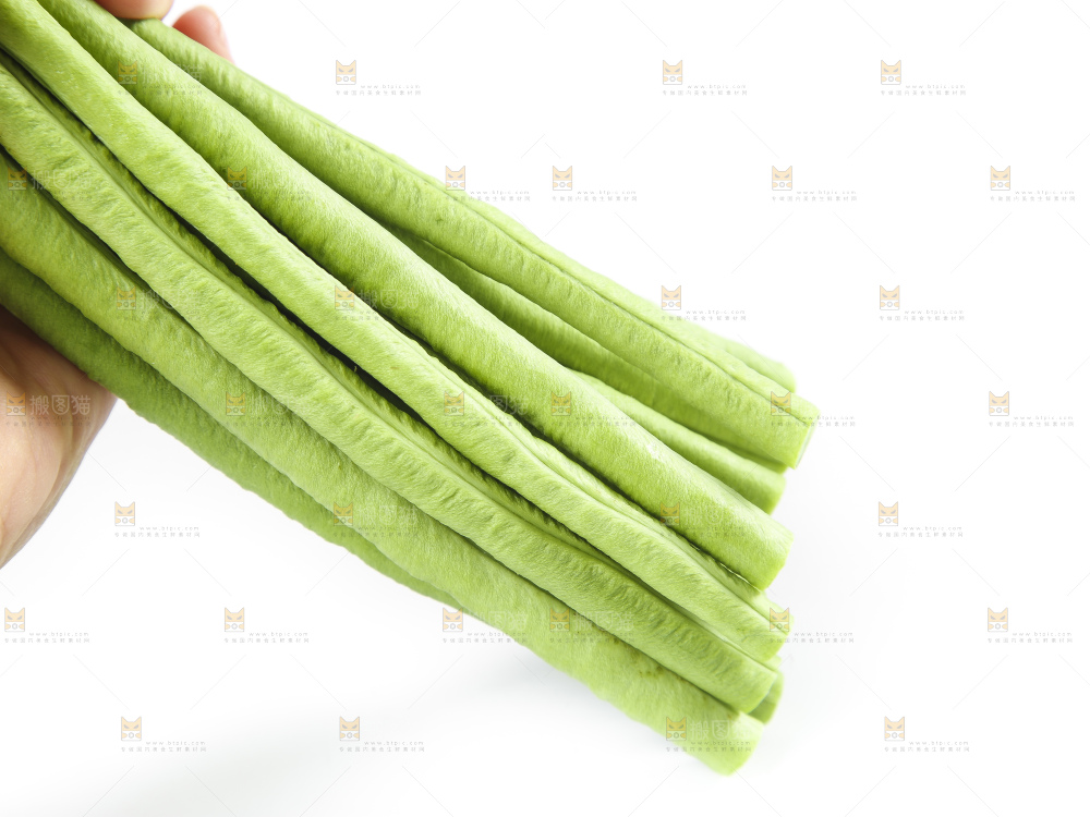 手里拿着嫩豆角