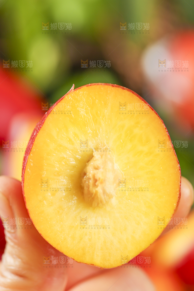 手里拿着黄心油桃