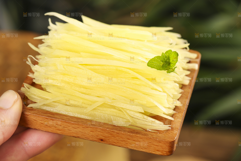 木盒里装着切丝的洋芋