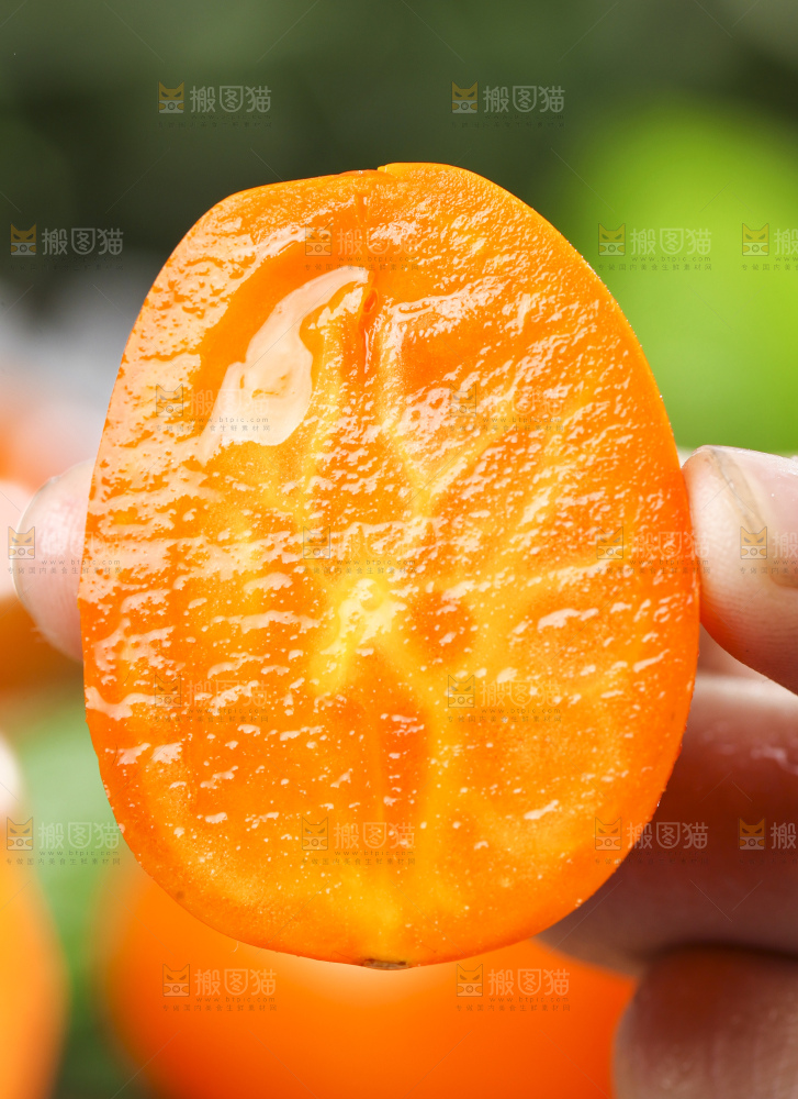 手里拿着小番茄