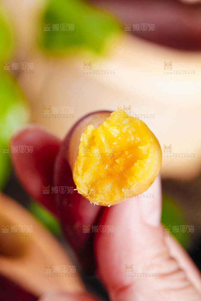 手里拿着板栗蜜薯