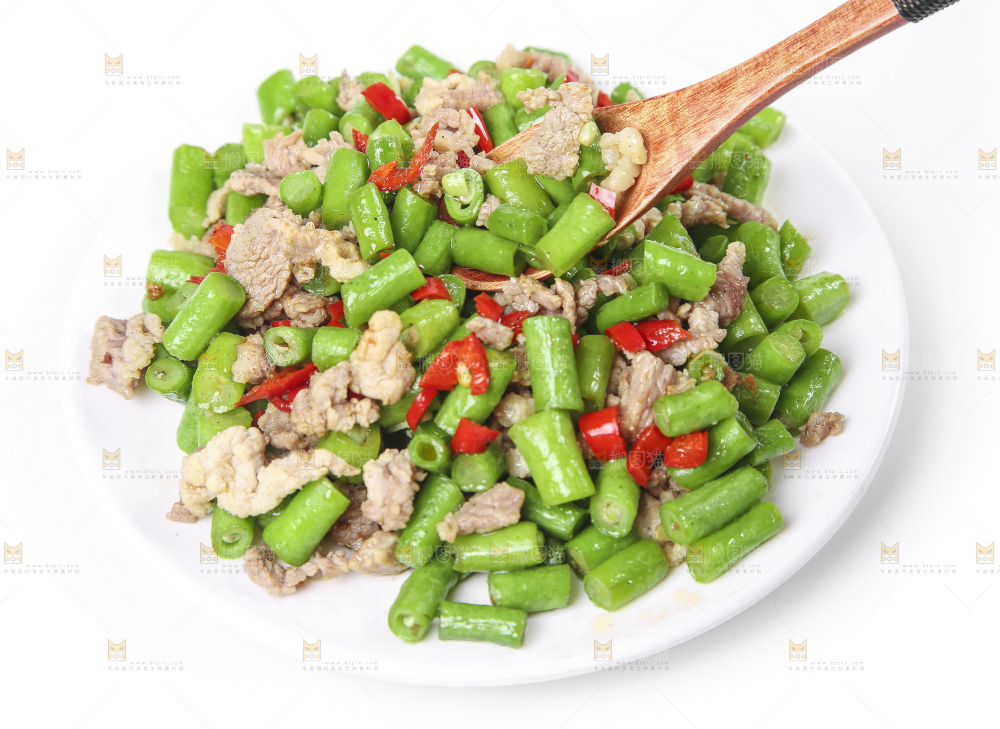 盘子里装着豇豆炒肉