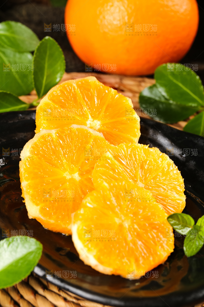 黑底上摆放着橙子