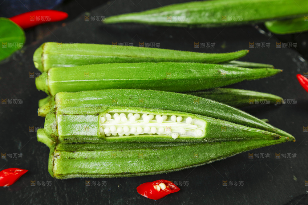 深底上摆放着嫩秋葵