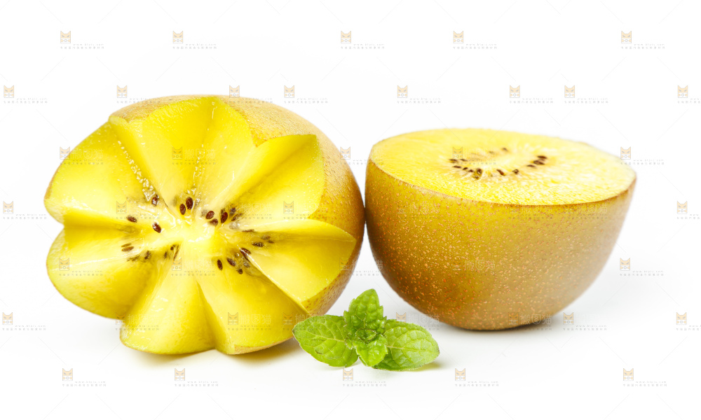 白底上摆放着新鲜黄心猕猴桃