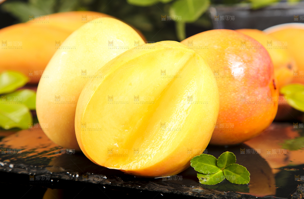 黑底上摆放着黄金澳芒