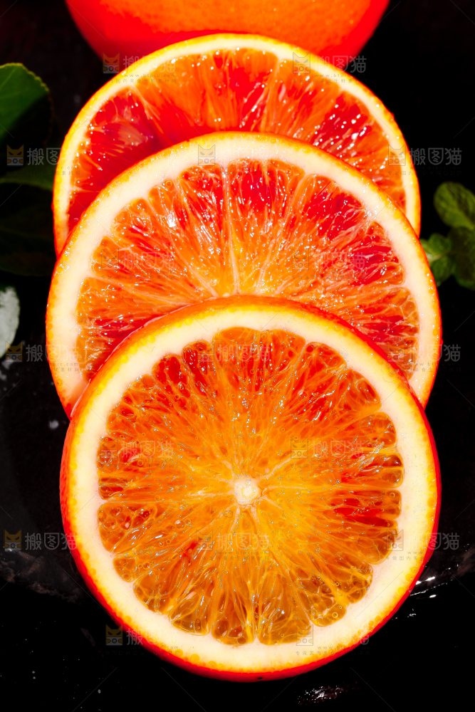 深底上摆放着玫瑰血橙