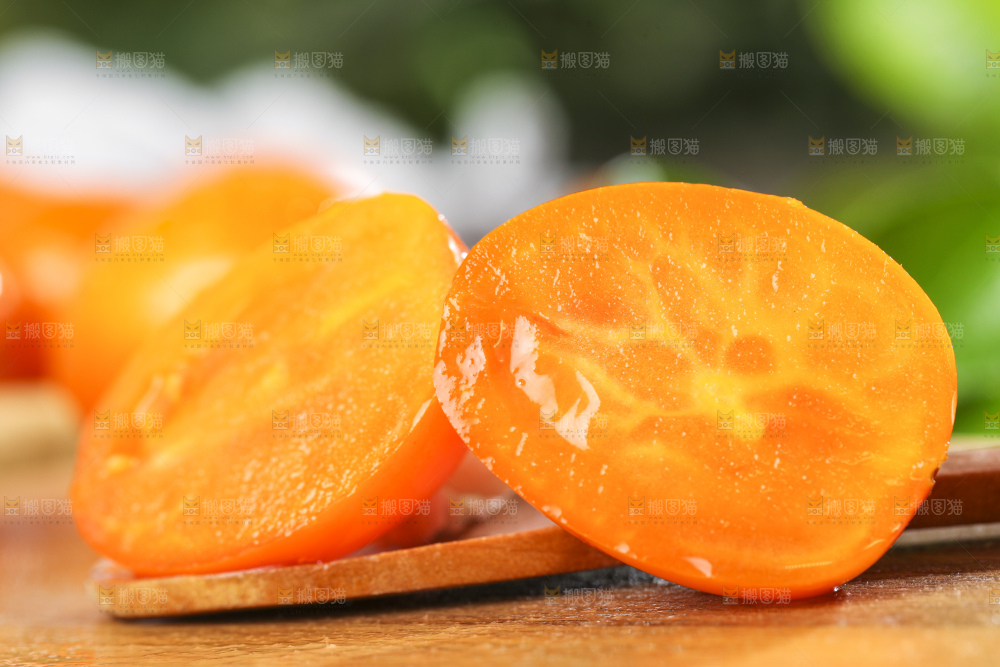 木底上摆放着山东黄金圣女果