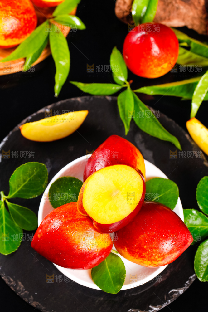 盘子里装着黄心油桃