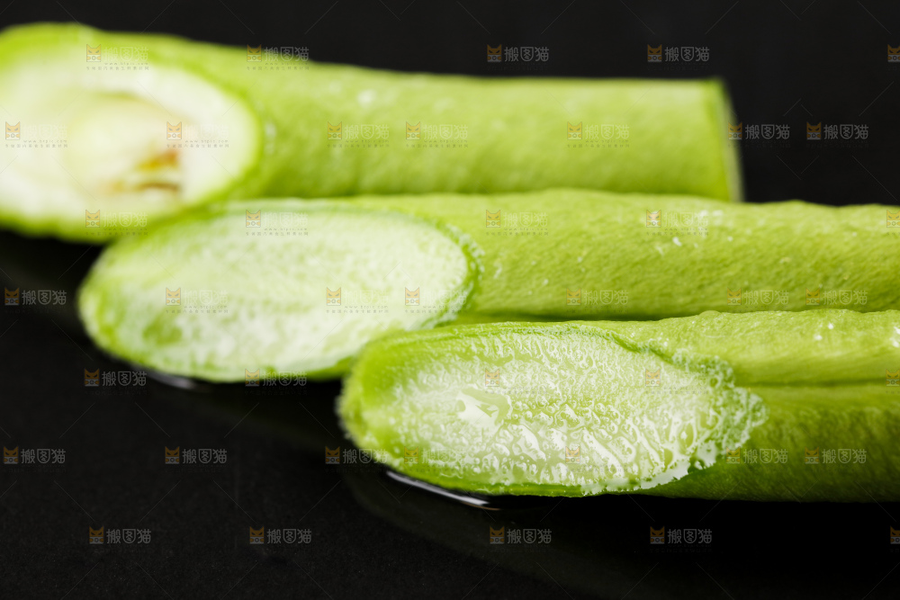 黑底上摆放着豇豆