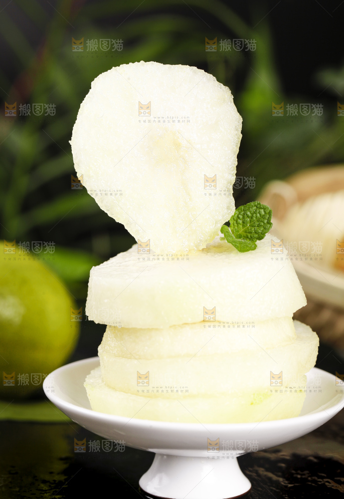 黑底上摆放着新鲜香梨