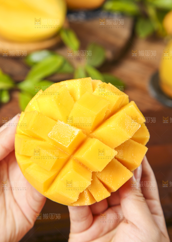 手里拿着甜心芒