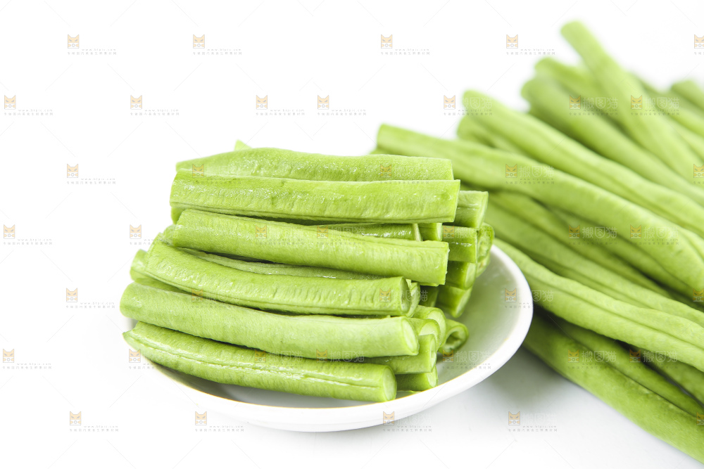 白底上放着豇豆角