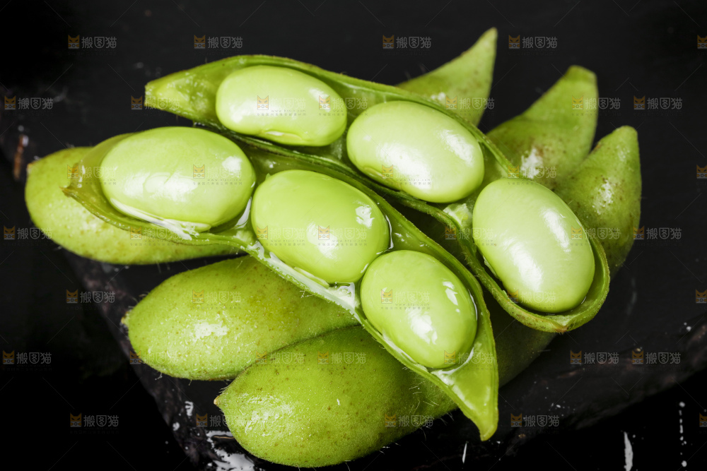 黑底上摆放着毛豆
