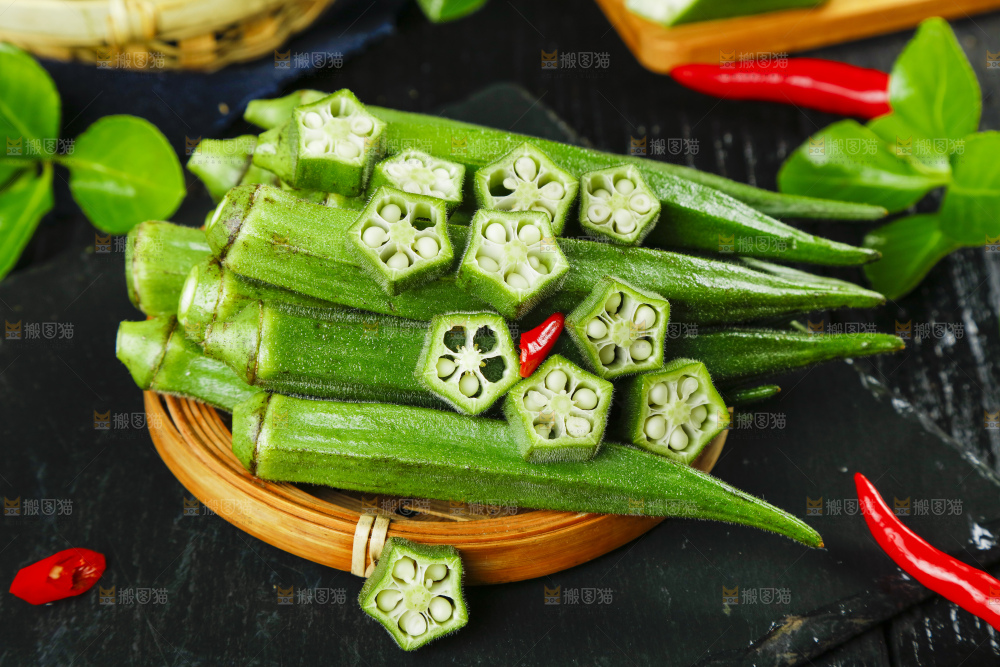 篮子里放着鲜嫩秋葵