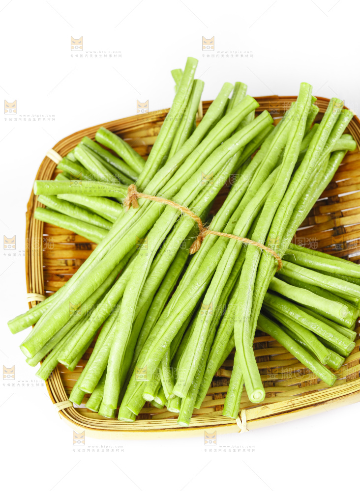篮子里装着长豆角