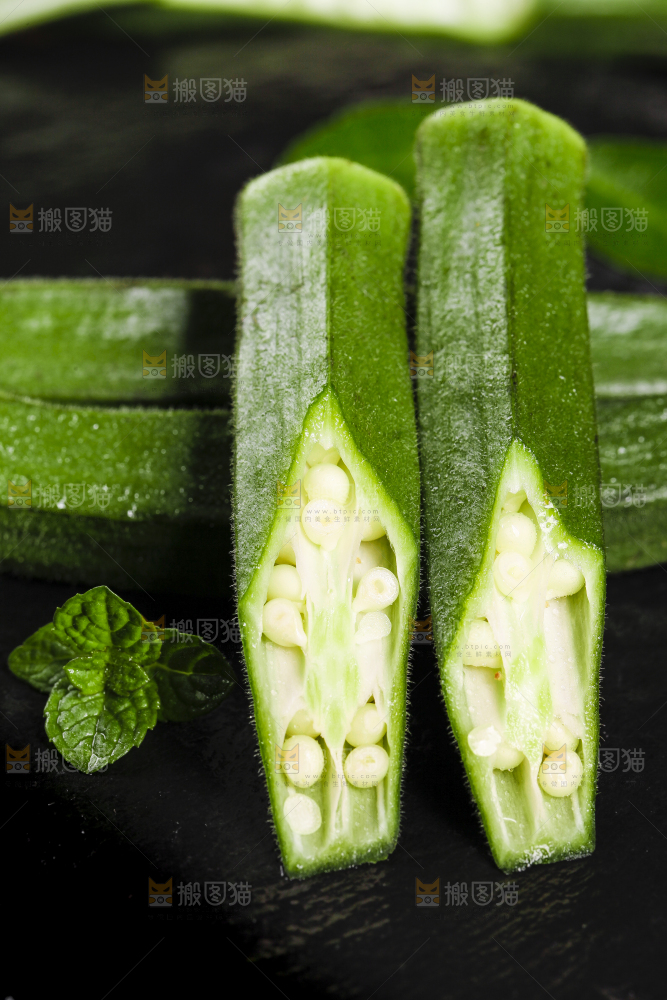 黑底上摆放着嫩秋葵