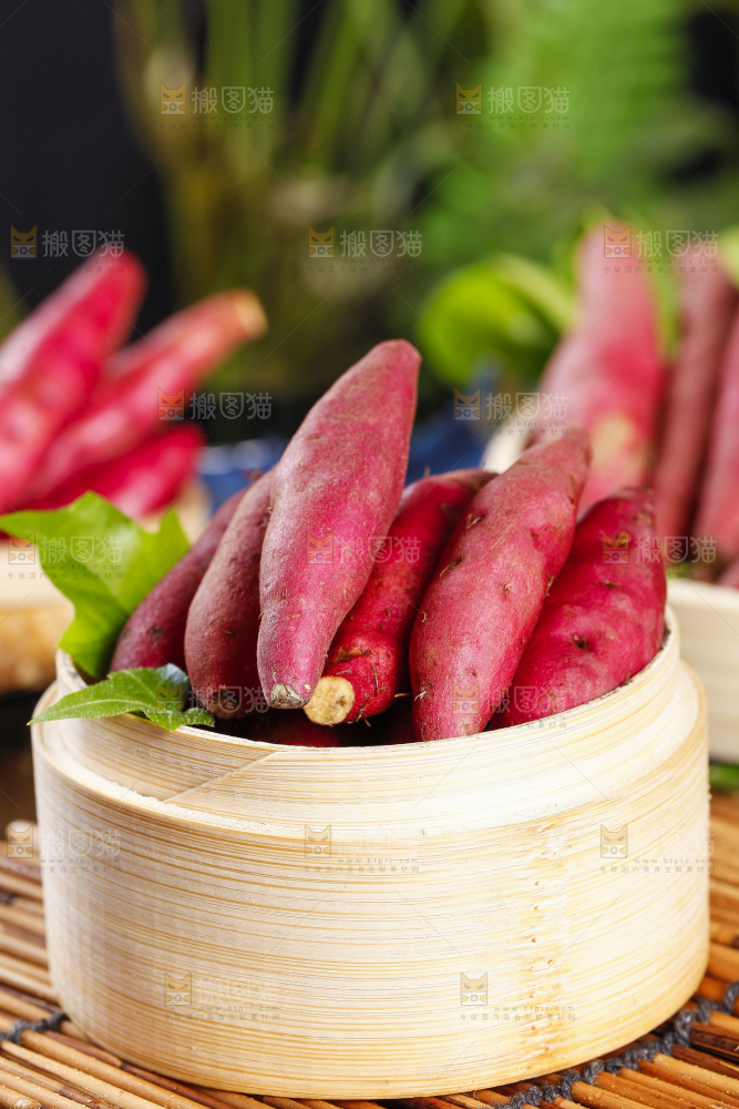 蒸笼里放着板栗红薯
