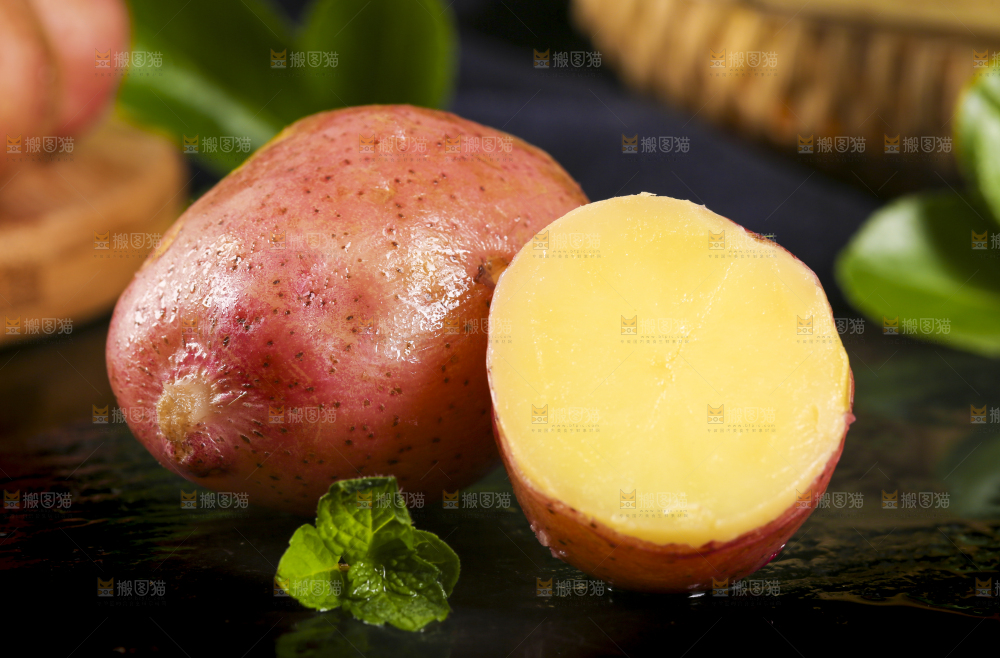 黑底上摆放着红皮黄心土豆