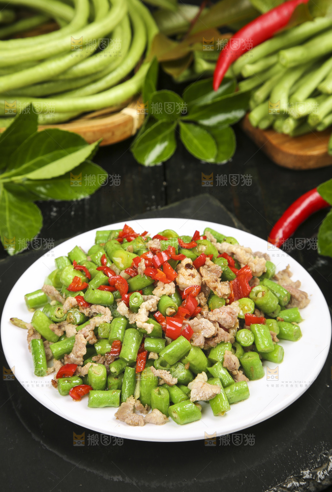 盘子里装着豇豆炒肉