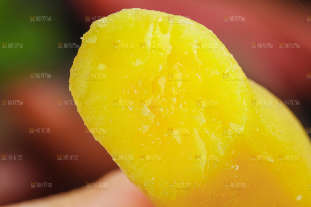 手里拿着小红薯