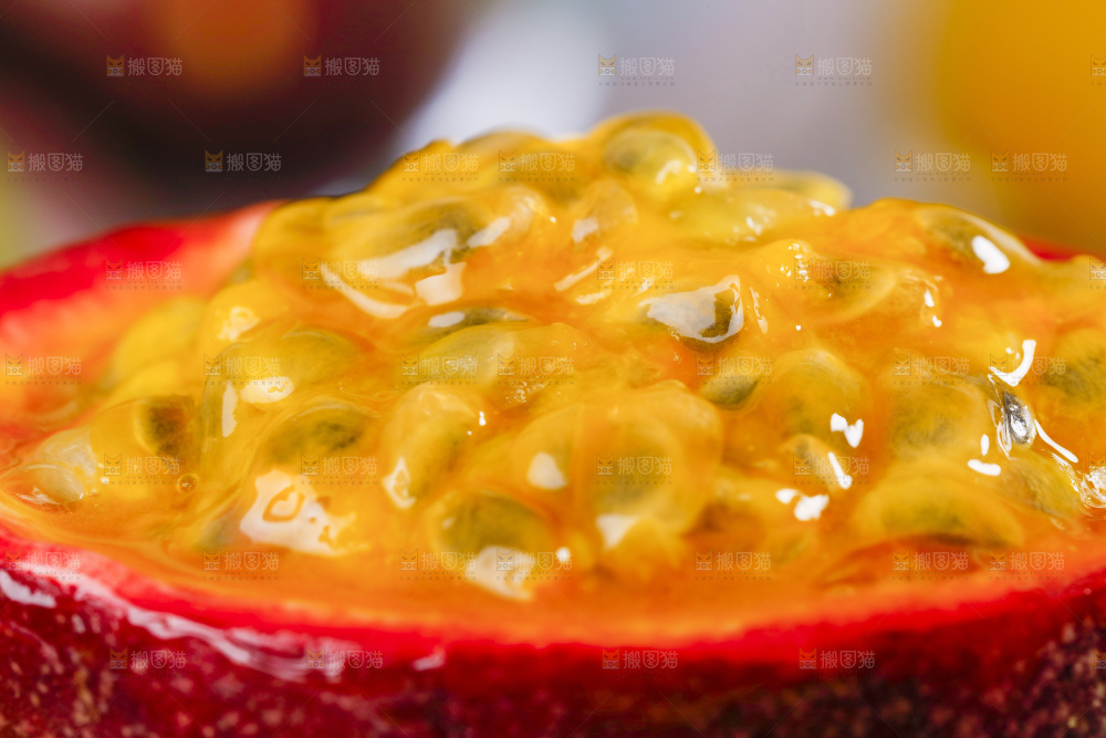 手里拿着切开的百香果