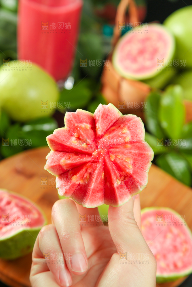 手里拿着红心番石榴