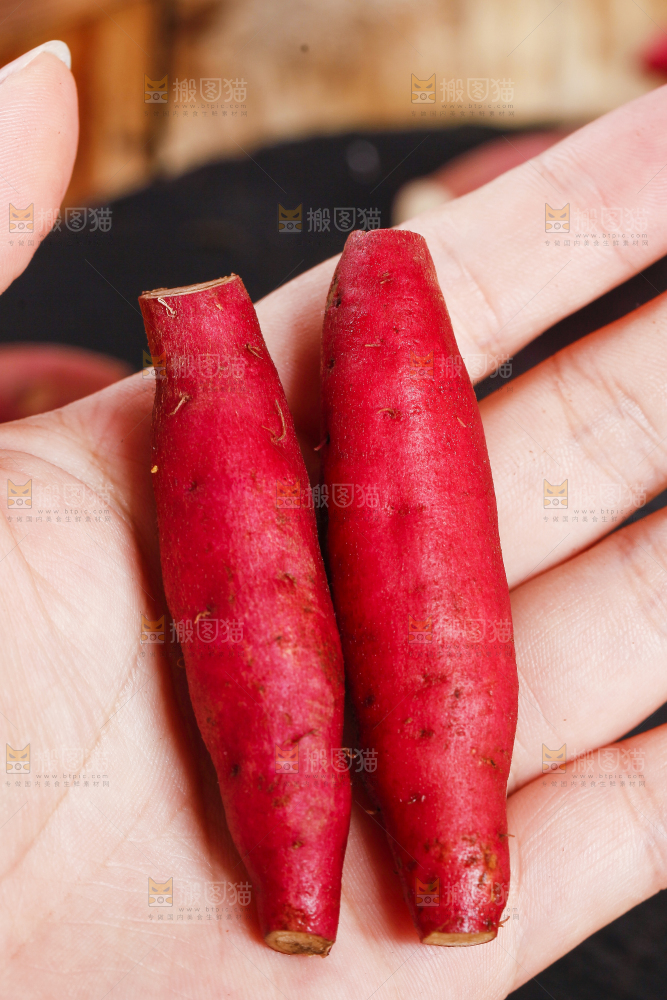 手里拿着小红薯