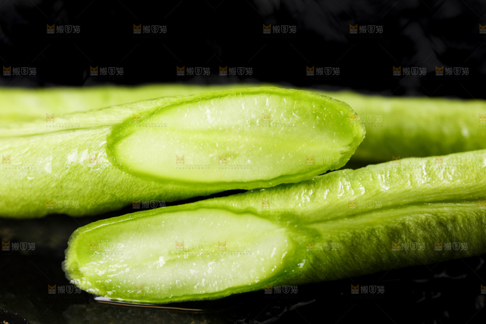 黑底上摆放着豇豆