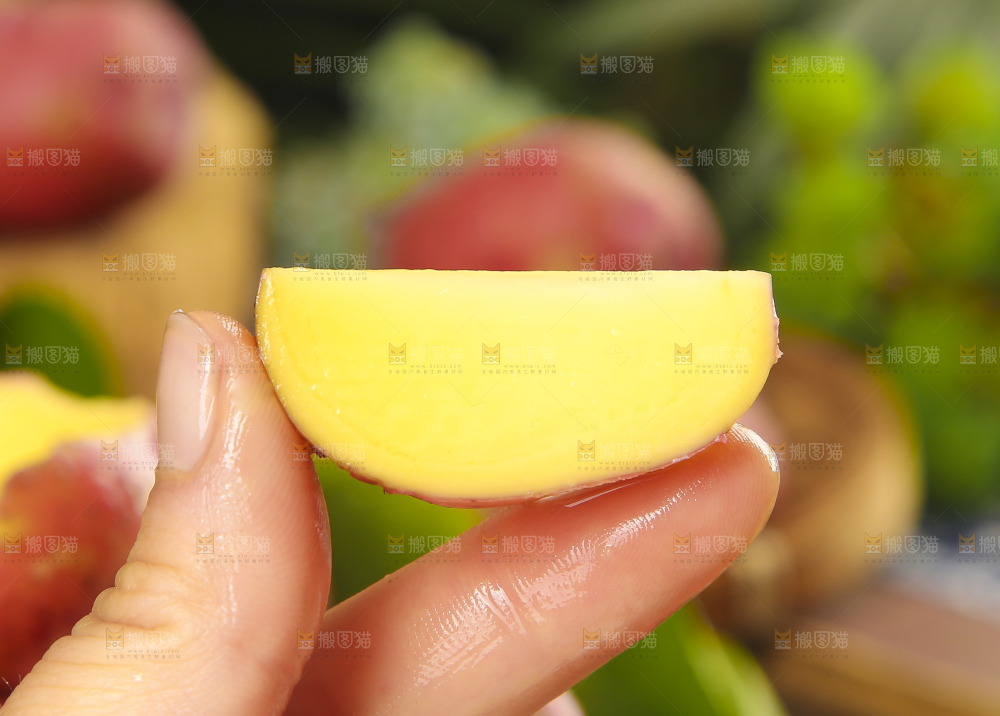 手里拿着红土豆