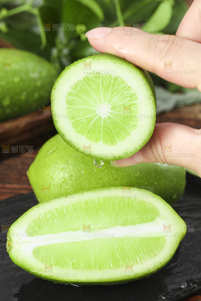 手里拿着青柠檬