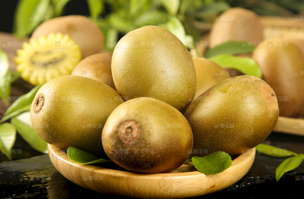 碟子里装着黄心奇异果