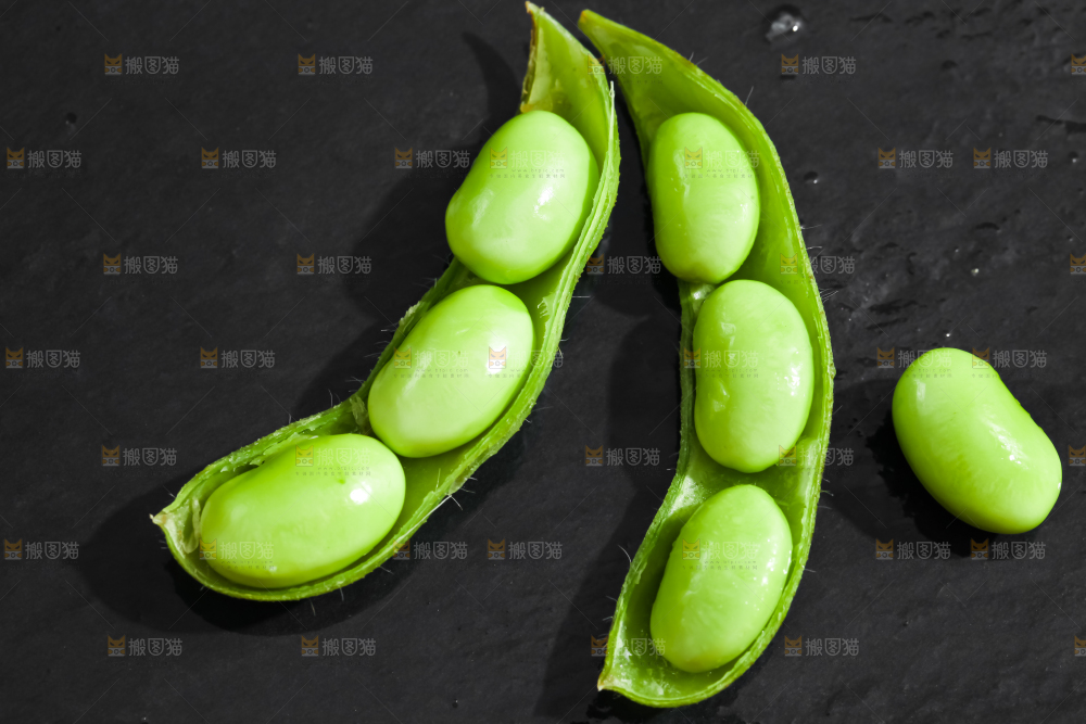 黑底上摆放着生毛豆