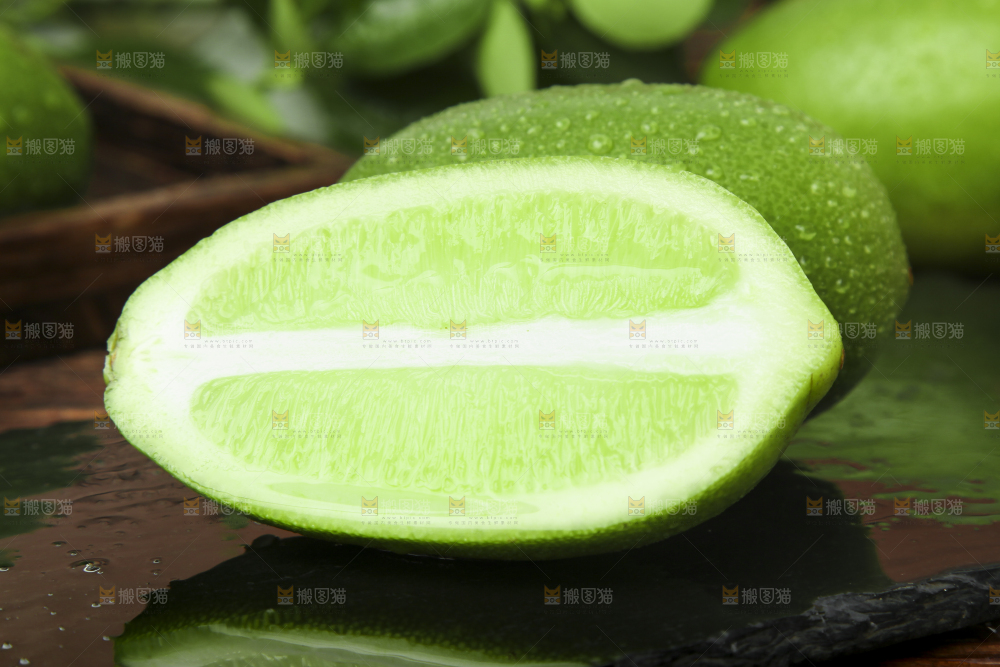 黑底上摆放着无籽青柠檬