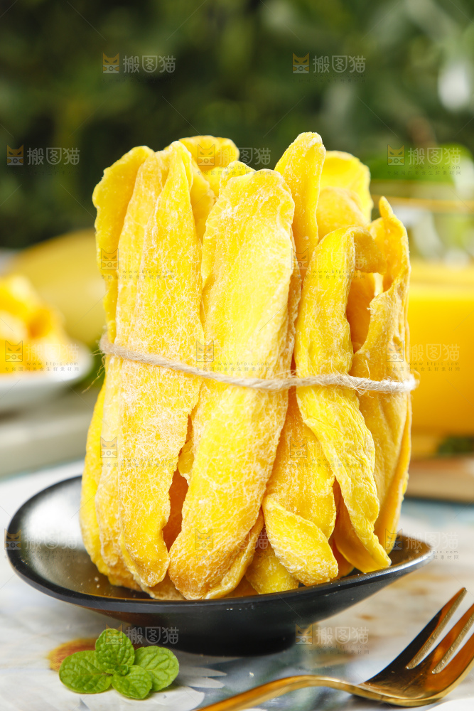 碟子里装着芒果蜜饯