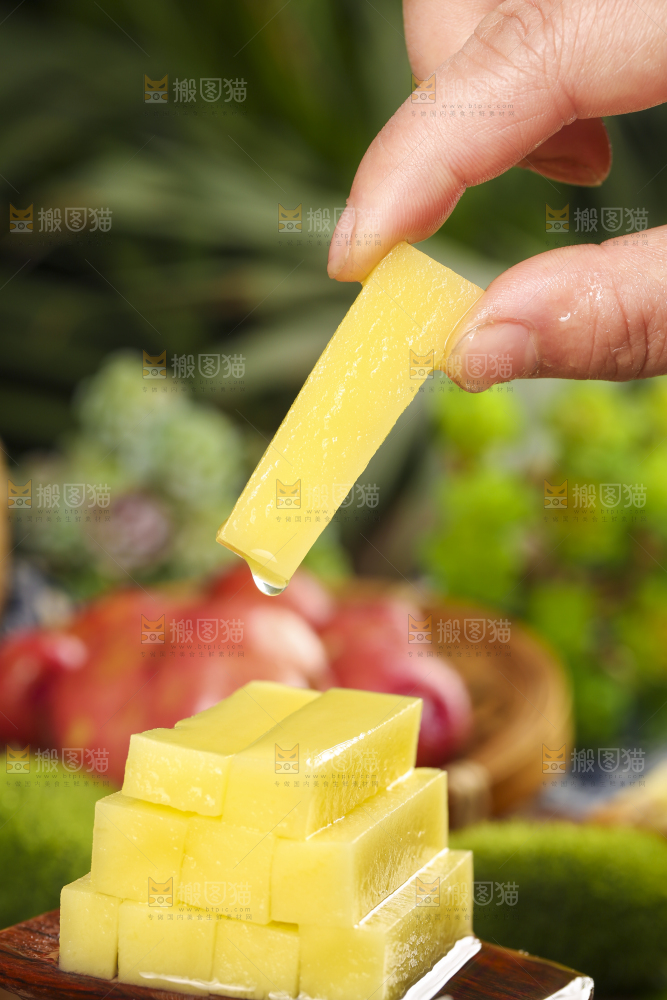 手里拿着切成条的土豆