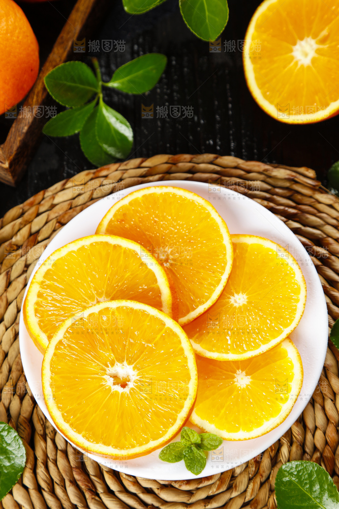 盘子里装着脐橙