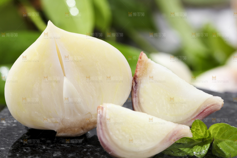 深底上摆放着紫皮独蒜