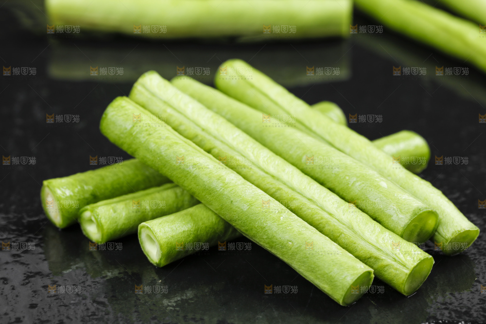黑底上摆放着长豆角