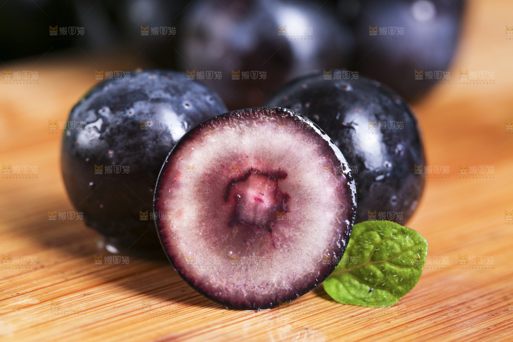 木底上摆放着无籽黑提