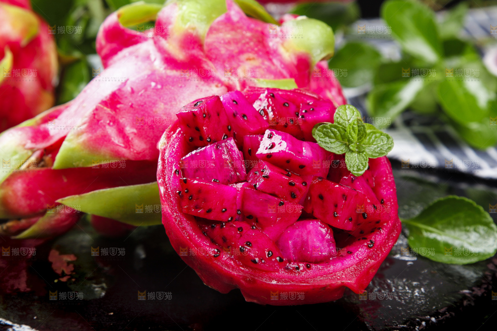 黑底上放着越南红心火龙果