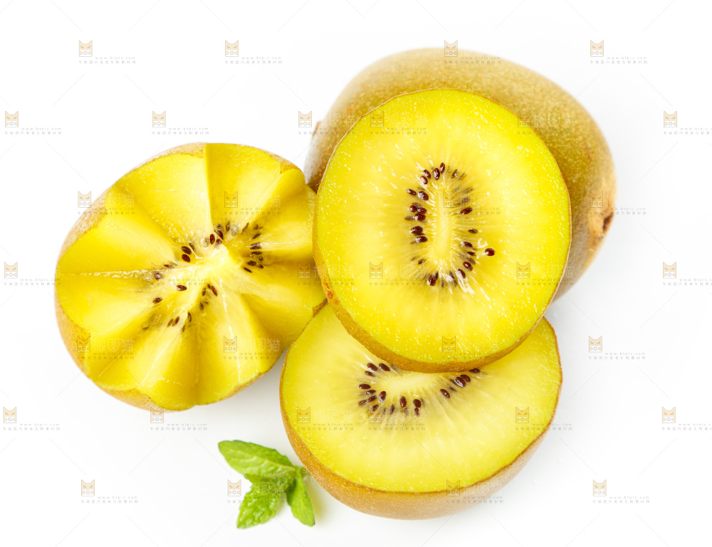 白底上摆放着新鲜黄心猕猴桃