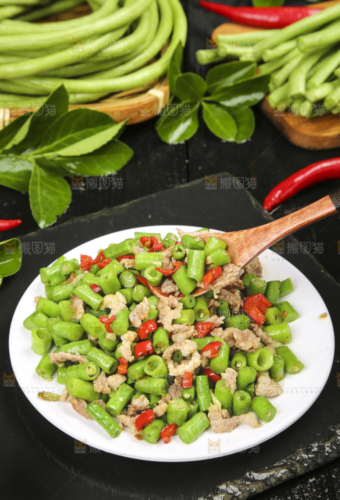 盘子里装着豇豆炒肉